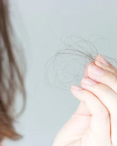¿Se te cae más el pelo en otoño? Qué puede ser normal y cuándo conviene consultar