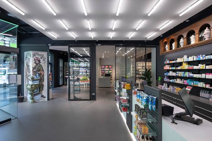 ¿Dónde puedo encontrar una farmacia en Andorra la Vella para productos de cuidado de la piel y de salud?