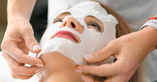 Ceramidas y niacinamida: ¿qué buscar en una mascarilla facial?